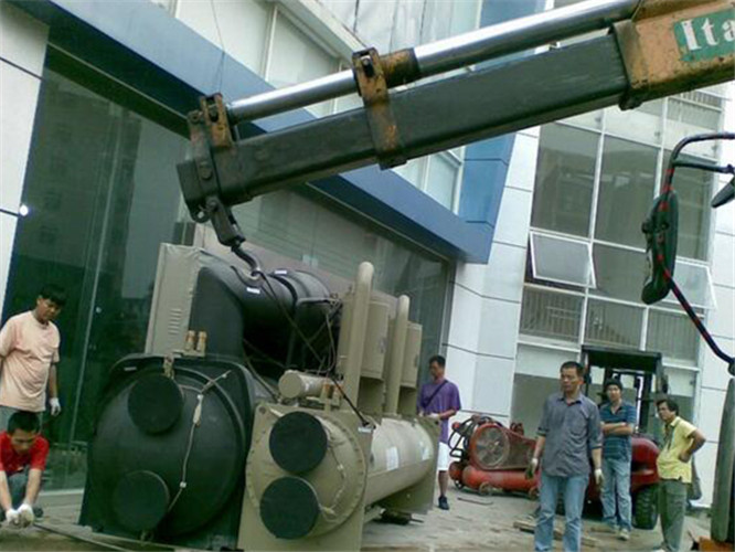 老边区随车吊和汽车吊的核心区别是什么？哪种更省钱？