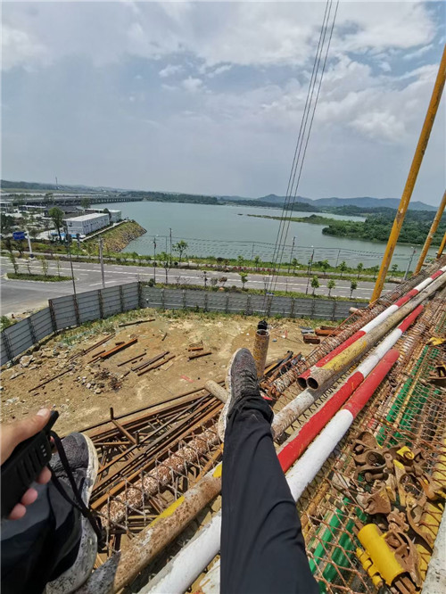 老边区作业中发生设备损坏或人员意外，责任怎么划分？